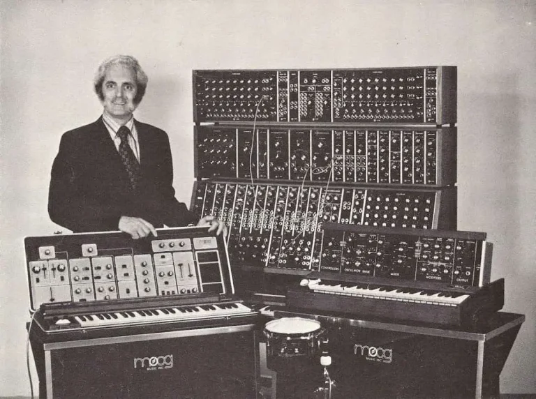 bob moog con su sintetizador