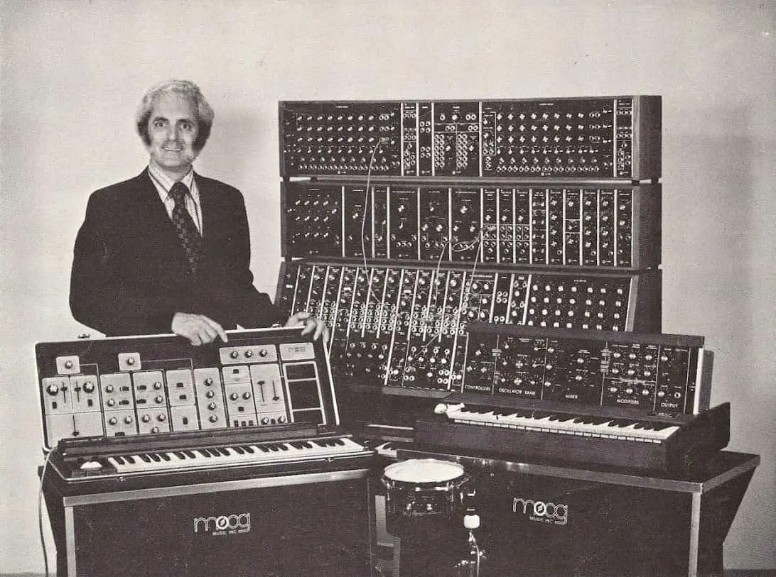 Así funcionan los elementos básicos de un sintetizador bob moog con su sintetizador