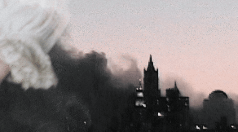 Fotograma de humo sobre el sur de Manhattan al atardecer del 11 de septiembre de 2001, la imagen que Basinski filmo desde su azotea de Brooklyn y que se convirtio en la portada de The Disintegration Loops