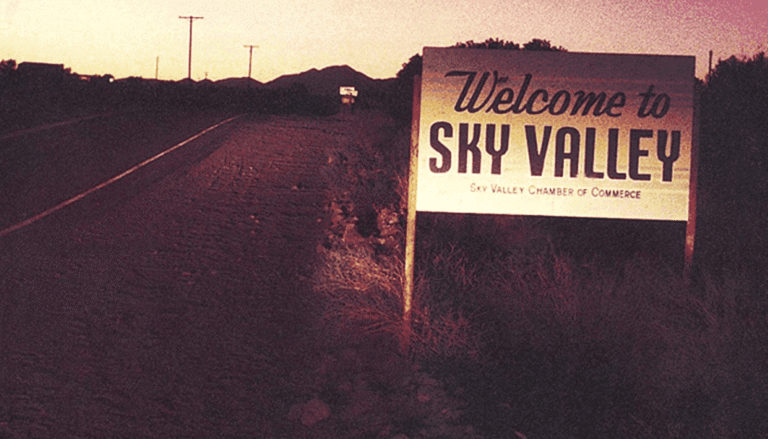 Cartel de bienvenida a Sky Valley en el desierto de Palm Desert, California