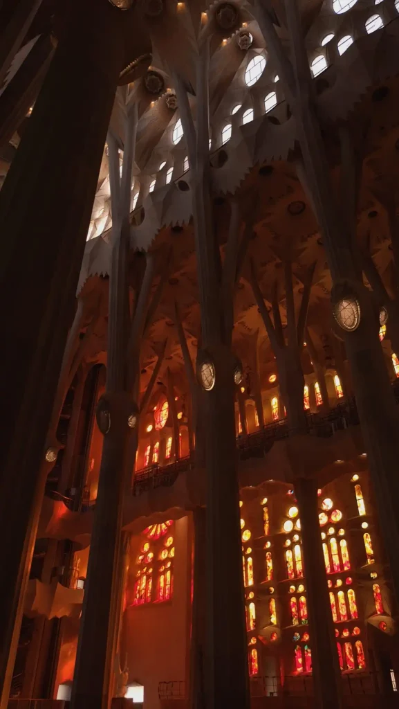 Antonio Gaudí: el genio asceta que puede ser santo interior sagrada familia